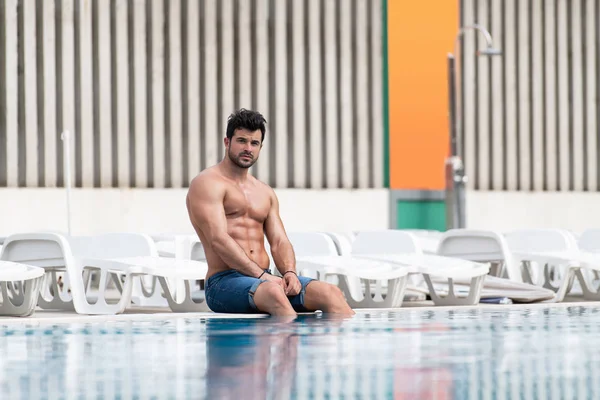 Porträt eines muskulösen Mannes im Schwimmbad — Stockfoto