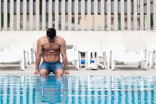 Homem Muscular Jovem Na Piscina Exterior — Fotografia de Stock