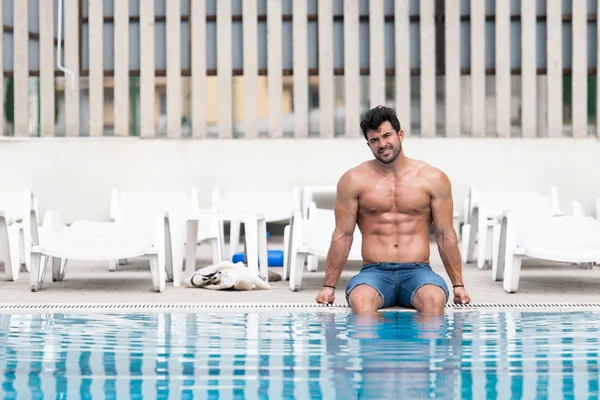 Porträt eines muskulösen Mannes im Schwimmbad — Stockfoto