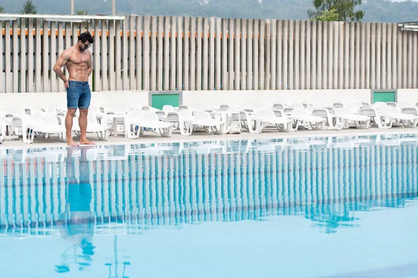 Hombre musculoso joven en la piscina al aire libre —  Fotos de Stock