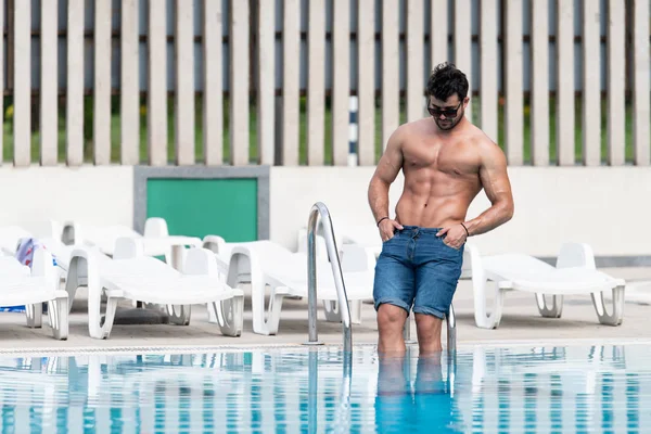 Atleta na piscina exterior — Fotografia de Stock