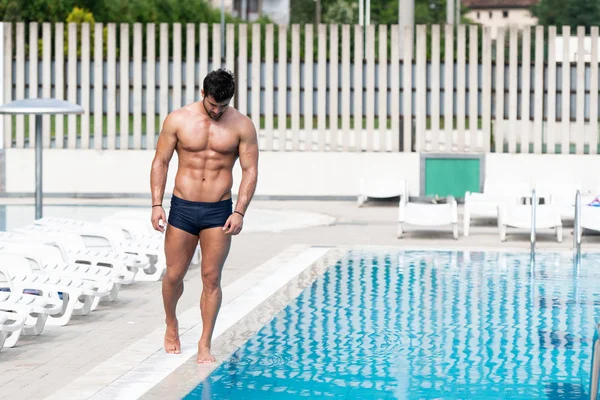 Atleta en piscina al aire libre — Foto de Stock