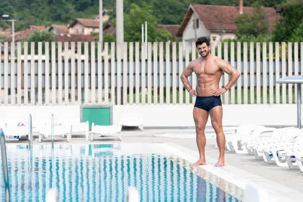 Joven buscando Macho hombre en la piscina al aire libre — Foto de Stock
