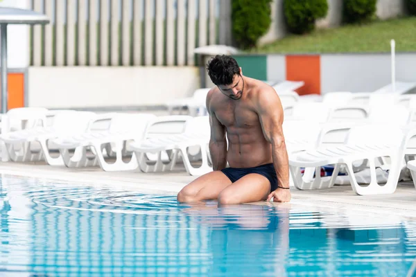 Jovem procurando o homem machista na piscina ao ar livre — Fotografia de Stock