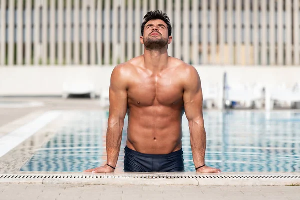 Retrato de un hombre musculoso en la piscina — Foto de Stock