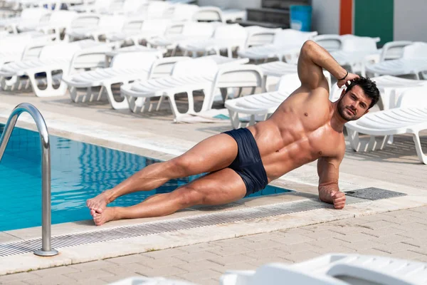 Joven buscando Macho hombre en la piscina al aire libre — Foto de Stock