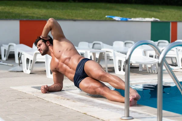 Atleet op het buiten zwembad — Stockfoto