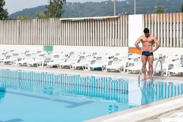 Joven buscando Macho hombre en la piscina al aire libre — Foto de Stock