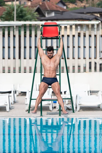 Bagnino uomo a piscina all'aperto — Foto Stock