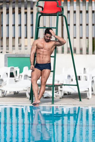 Retrato de um homem salva-vidas na piscina — Fotografia de Stock