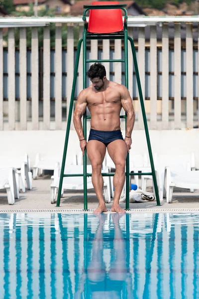 Badevakt-mannen ved svømmebassenget – stockfoto