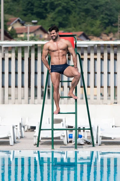 Young Man badmeester kijken buiten zwembad — Stockfoto
