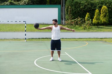 Vücut geliştirmeci basketbol oyuncusu yaklaşık Dunk Slam