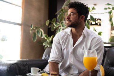 Adam Divan otel lobi barda rahatlatıcı