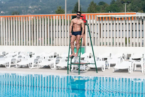 Portret mężczyzny ratownik na basenie — Zdjęcie stockowe