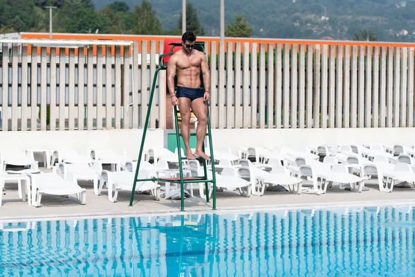 야외 수영장에 생명 남자 — 스톡 사진