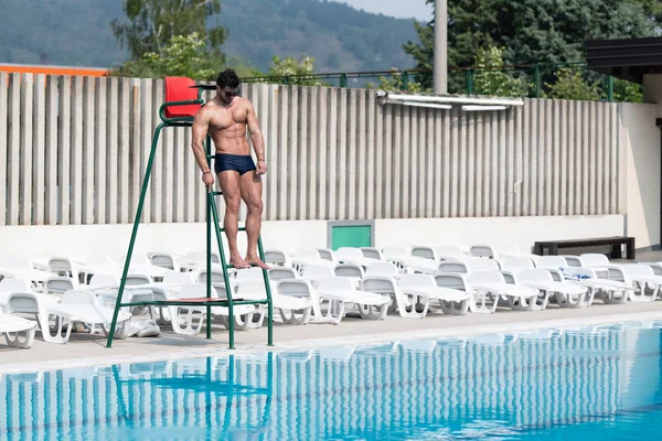 Salvavidas hombre en piscina al aire libre —  Fotos de Stock