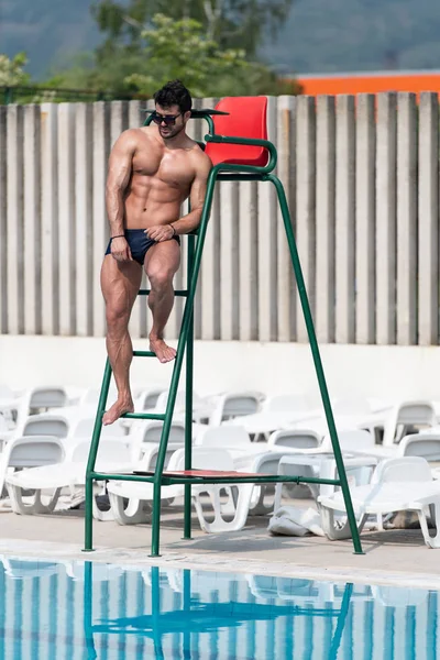 Salvavidas en la piscina al aire libre — Foto de Stock