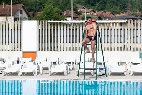 야외 수영장에 생명 남자를 보고 영 — 스톡 사진