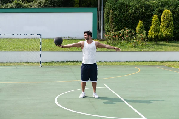 Bodybuilder joueur de basket-ball est sur le point de Chelem Dunk — Photo