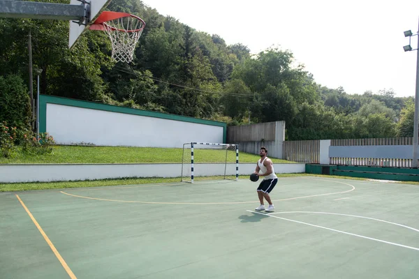 Bodybuilder spielt Basketball im Freien — Stockfoto