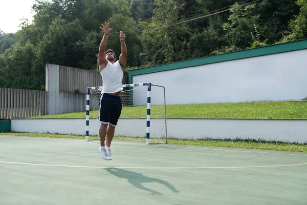 Culturista jugador de baloncesto está a punto de golpear Dunk —  Fotos de Stock