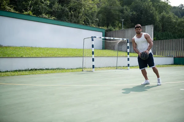 Bodybuilder jouer au basket-ball en plein air — Photo