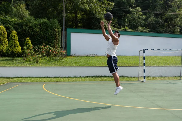 Bodybuilder spielt Basketball im Freien — Stockfoto