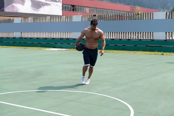 Bodybuilder jogador de basquete está prestes a bater Dunk — Fotografia de Stock