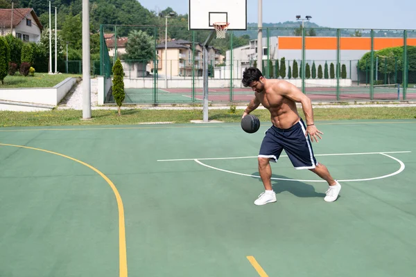 Jugador de baloncesto disparando en un patio de recreo —  Fotos de Stock