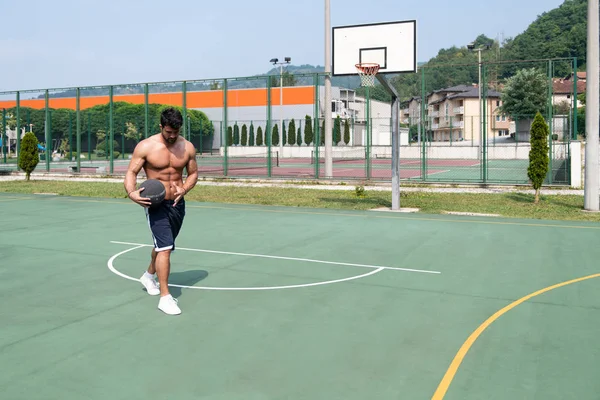 Jogador de basquete está prestes a bater Dunk — Fotografia de Stock