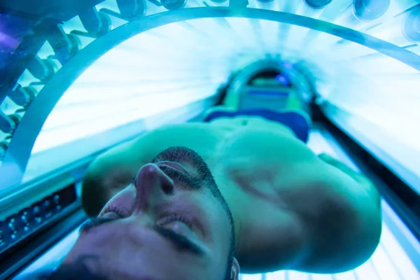 Man In Solarium — Stockfoto