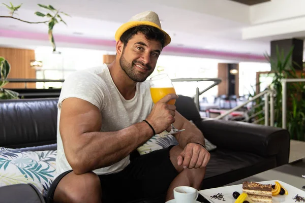 Мужчина пьет коктейль в лобби-баре отеля — стоковое фото
