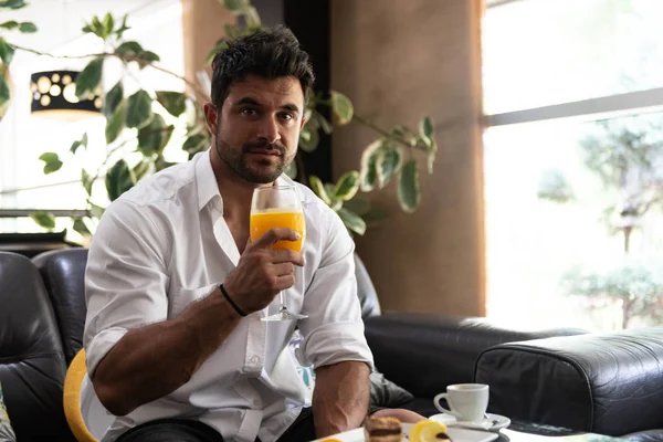 Мужчина пьет коктейль в лобби-баре отеля — стоковое фото