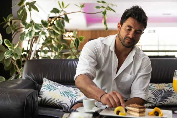 Man Eating Cake in a Hotel Lobby Bar — Stock Photo, Image