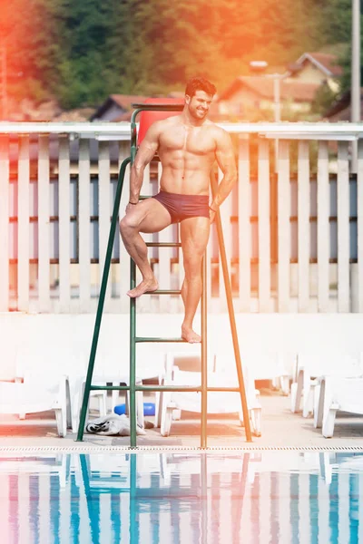 Bademeister im Freibad — Stockfoto