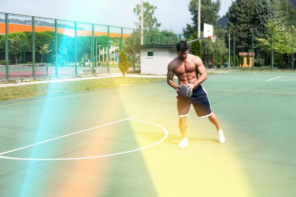 Jogador de basquete atirando em um playground — Fotografia de Stock