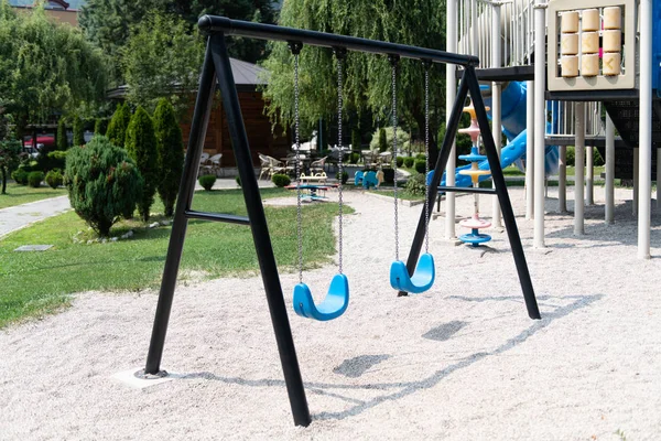 Empty Chain Swing in Playground — Stock Photo, Image