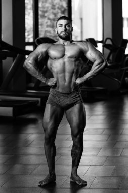 Kasların esneme sağlıklı genç adam