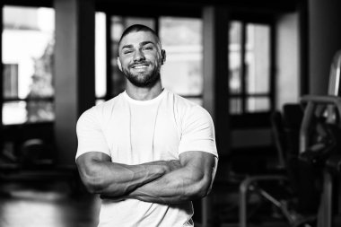 T-shirt poz yakışıklı adam