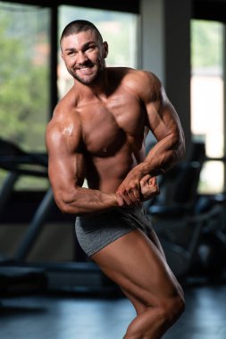 vücut geliştirmeci performans gösteren yan göğüs poz