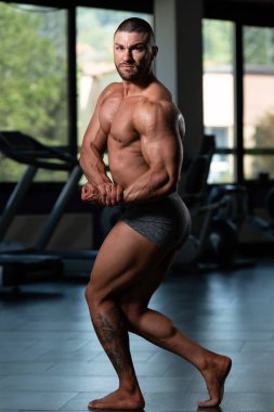 vücut geliştirmeci performans gösteren yan göğüs poz