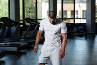 Beyaz tişört poz sağlıklı adam