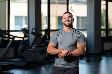 Gri tişört poz yakışıklı adam