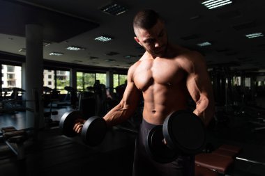 Pazı egzersiz Dumbbells ile adam