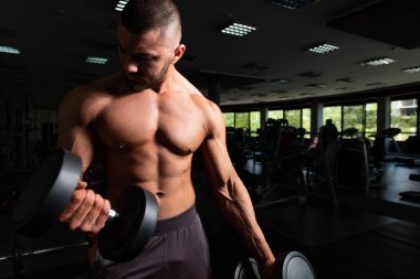 pazı dumbbells ile egzersiz vücut geliştirmeci