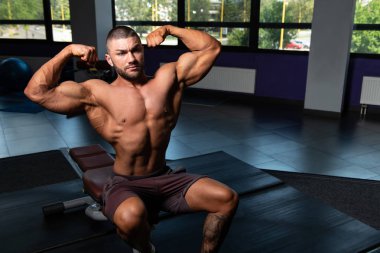 Arka çifte kol kası poz yapmak bodybuilder