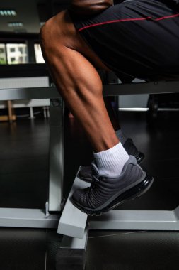 Fitness merkezinde yakışıklı adam egzersiz calves