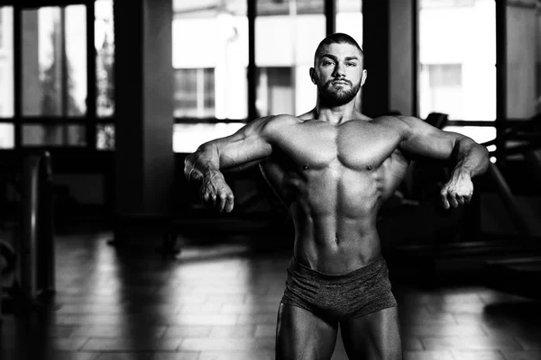 Serious BodyBuilder de pie en el gimnasio — Foto de Stock