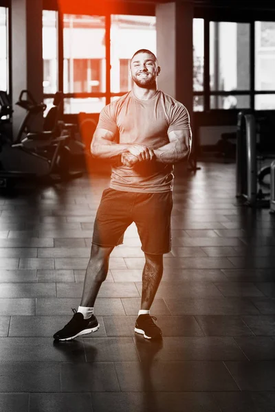 Uomo muscolare in posa in t-shirt — Foto Stock